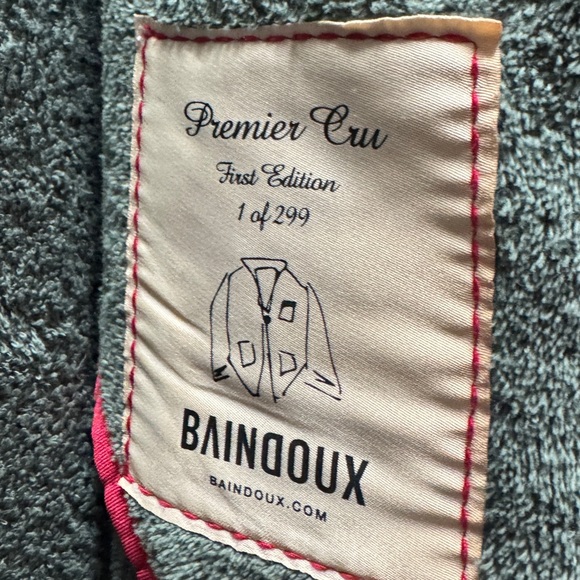 Stylish Green Blazer with Red Accents - Picture 4 of 5